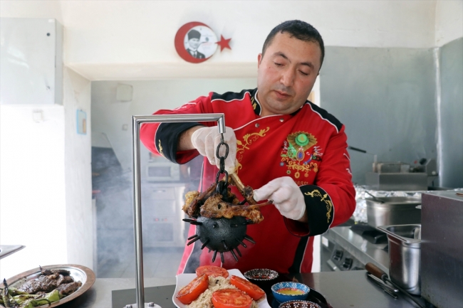 Amasya'da eski savaş aleti topuz, kebap sunumunda kullanılıyor